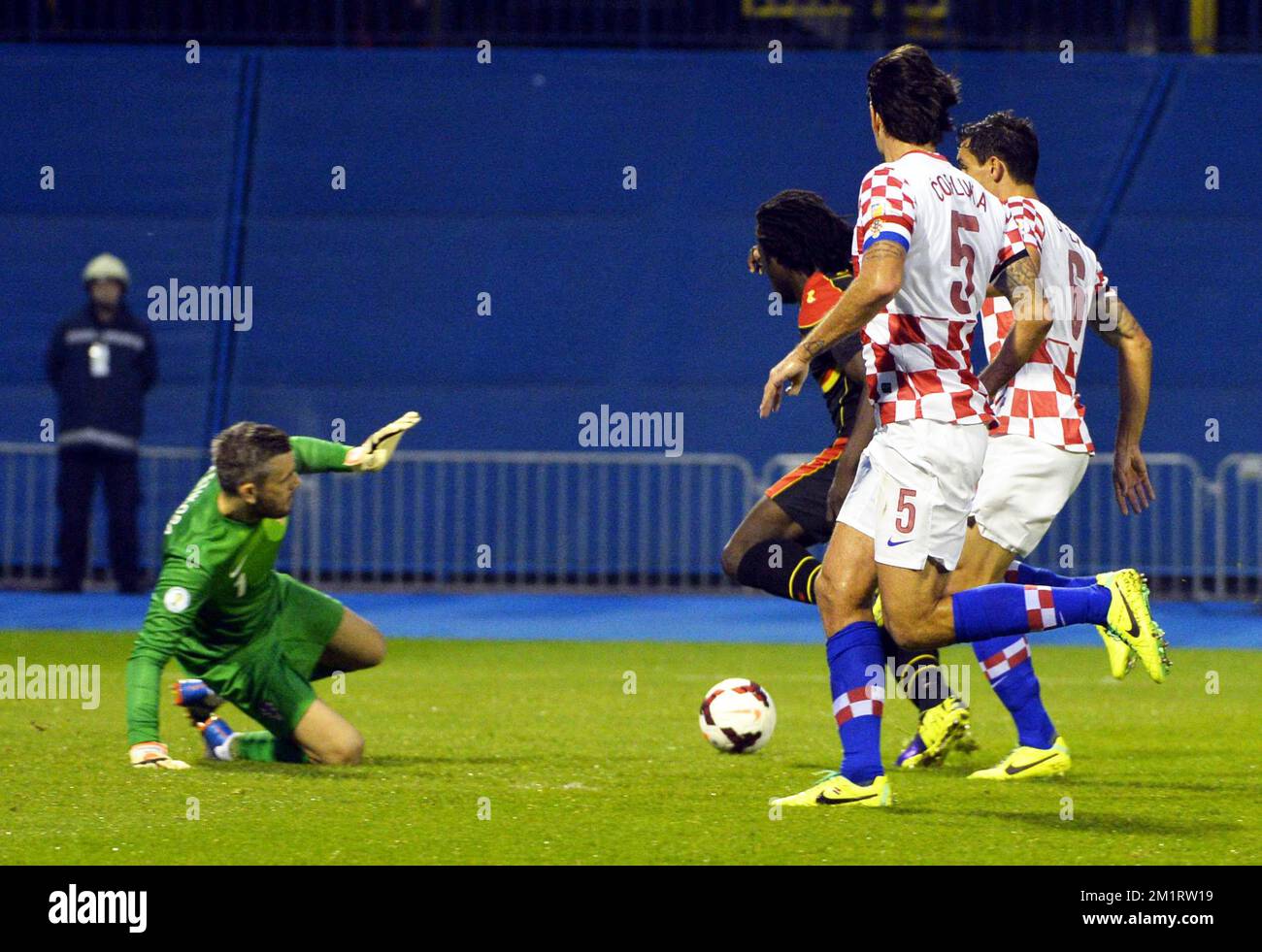 20131011 - ZAGREB, CROATIA: Belgium's Romelu Lukaku passes Croatia's goalkeeper Stipe Pletikosa and scores the 0-1 goal during a soccer game between Belgian national team The Red Devils and the Croatian national team in the Maksimir stadium in Zagreb, Croatia, Friday 11 October 2013, a qualification game for the 2014 FIFA World Cup. With two games to play the Red Devils are leading group A, they need one more point to qualify for the World Cup as group winner.   BELGA PHOTO ERIC LALMAND Stock Photo