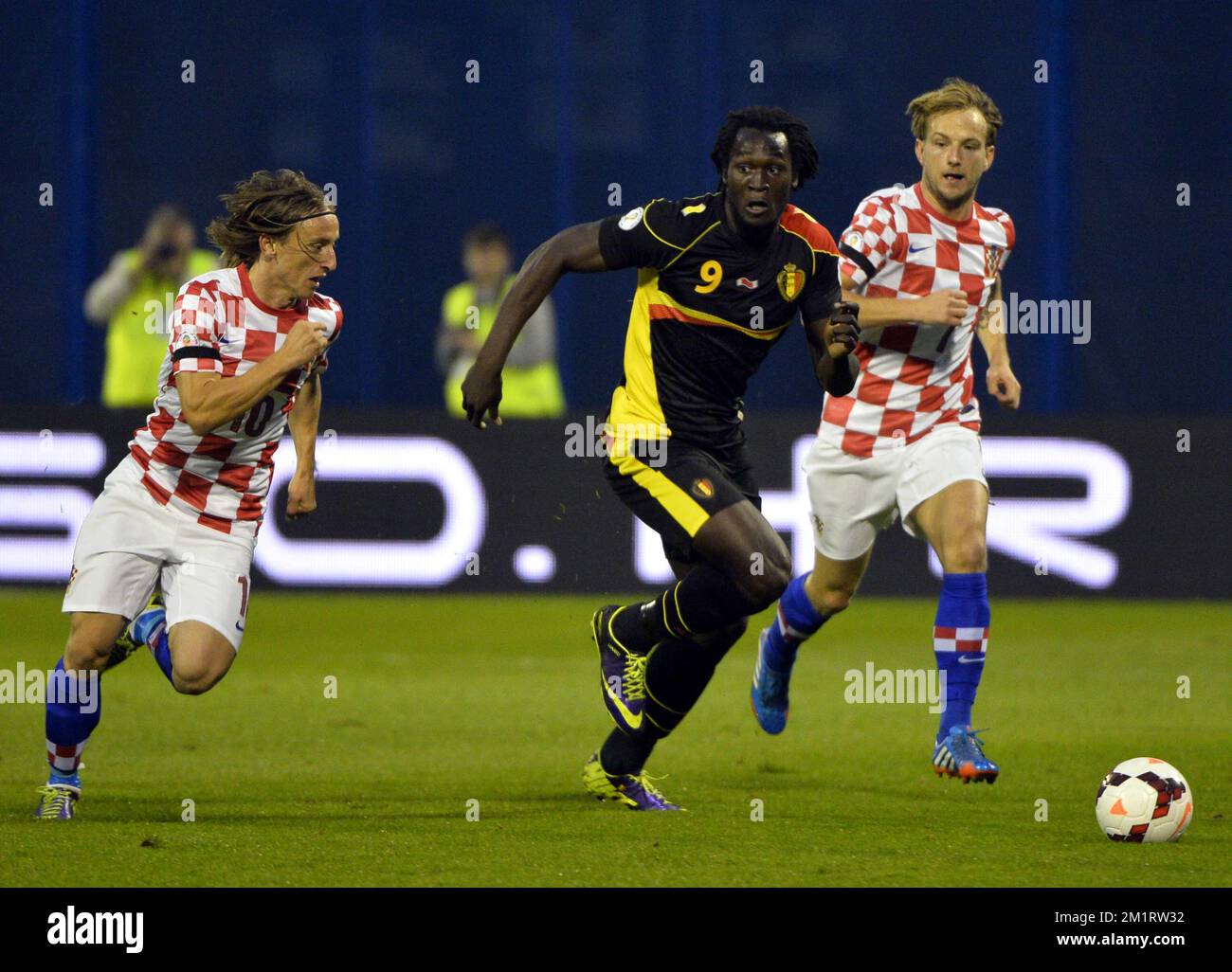 20131011 - ZAGREB, CROATIA: Croatia's Luka Modric and Belgium's Romelu Lukaku fight for the ball during a soccer game between Belgian national team The Red Devils and the Croatian national team in the Maksimir stadium in Zagreb, Croatia, Friday 11 October 2013, a qualification game for the 2014 FIFA World Cup. With two games to play the Red Devils are leading group A, they need one more point to qualify for the World Cup as group winner. BELGA PHOTO ERIC LALMAND Stock Photo