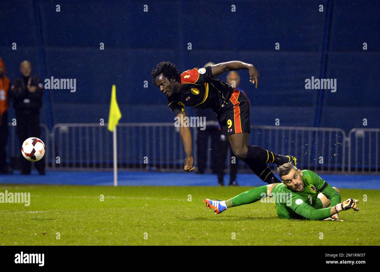 20131011 - ZAGREB, CROATIA: Belgium's Romelu Lukaku passes Croatia's goalkeeper Stipe Pletikosa and scores a goal during a soccer game between Belgian national team The Red Devils and the Croatian national team in the Maksimir stadium in Zagreb, Croatia, Friday 11 October 2013, a qualification game for the 2014 FIFA World Cup. With two games to play the Red Devils are leading group A, they need one more point to qualify for the World Cup as group winner. BELGA PHOTO ERIC LALMAND Stock Photo