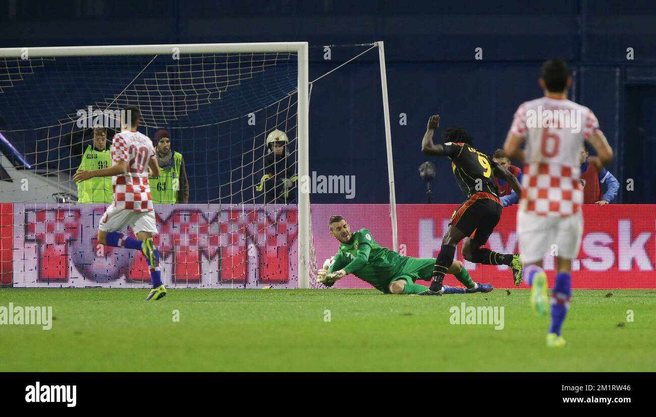 20131011 - ZAGREB, CROATIA: Belgium's Romelu Lukaku passes Croatia's goalkeeper Stipe Pletikosa and scores a goal during a soccer game between Belgian national team The Red Devils and the Croatian national team in the Maksimir stadium in Zagreb, Croatia, Friday 11 October 2013, a qualification game for the 2014 FIFA World Cup. The Red Devils won the match and qualified for the 2014 FIFA World Cup in Brazil. BELGA PHOTO PRIMOZ LAVRE Stock Photo
