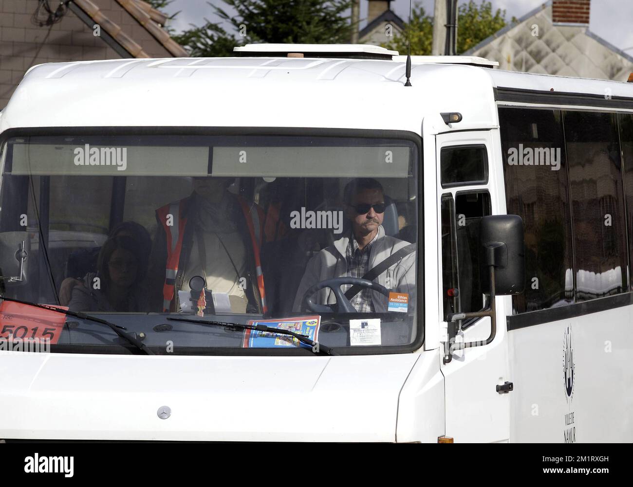 20131020 - GELBRESSEE, BELGIUM: Relatives of the victims arrive in motorbuses for a visit of the site of the crash by the victims' families the day after the plane crash in Gelbressee, Namur province, Sunday 20 October 2013. The Pilatus Porter plane with ten parachutists on board had taken off from the airfield of Temploux and lost a wing before it crashed. All ten passengers and the pilot died in the crash. BELGA PHOTO NICOLAS MAETERLINCK Stock Photo