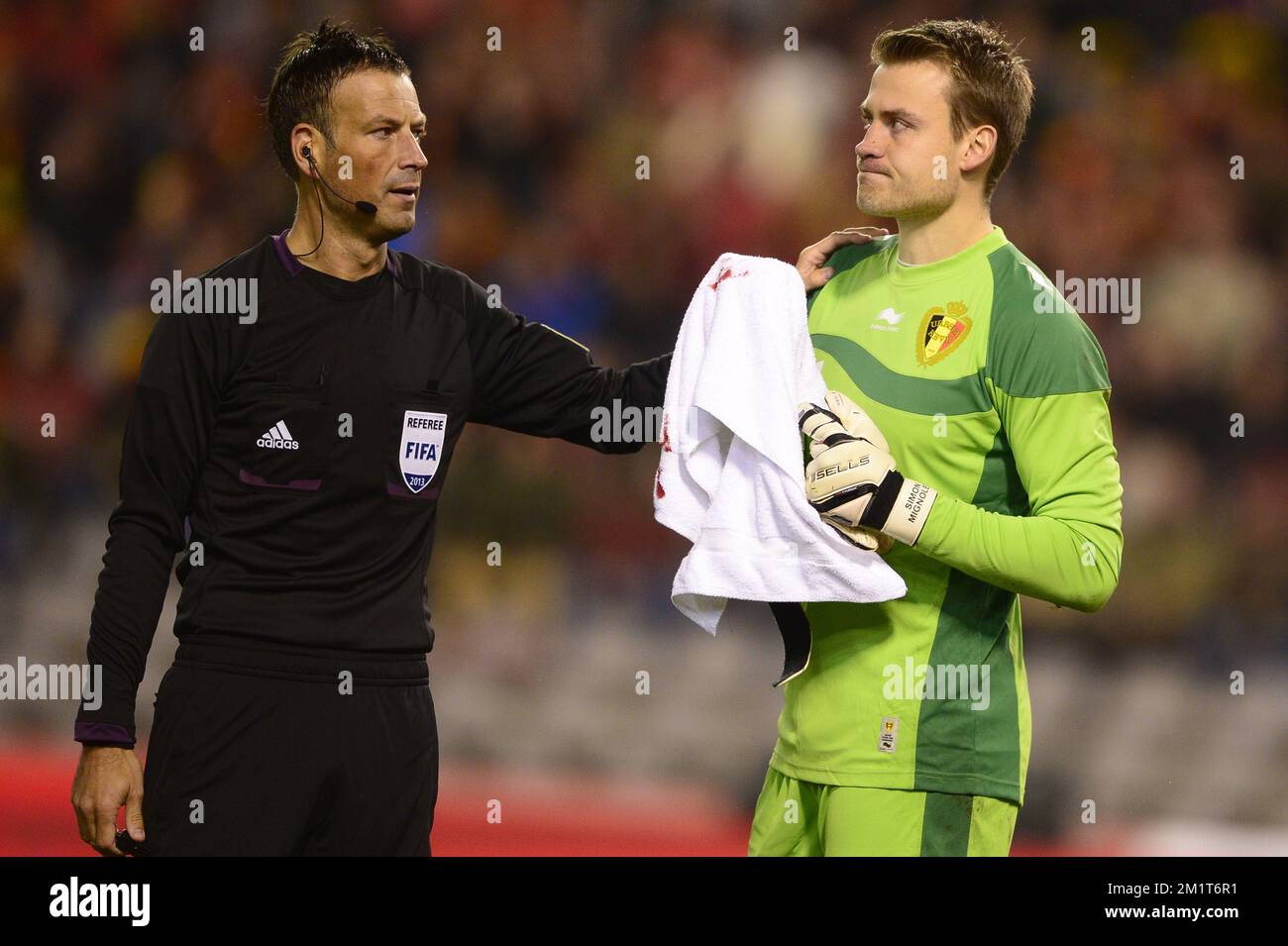 Referee Mark Clattenburg and Belgium's goalkeeper Simon Mignolet pictured during a friendly soccer game between the Belgian national soccer team Red Devils and Colombia, at the Koning Boudewijn Stadion - Stade Roi Baudouin in Brussels, on Thursday 14 November 2013. BELGA PHOTO YORICK JANSENS Stock Photo