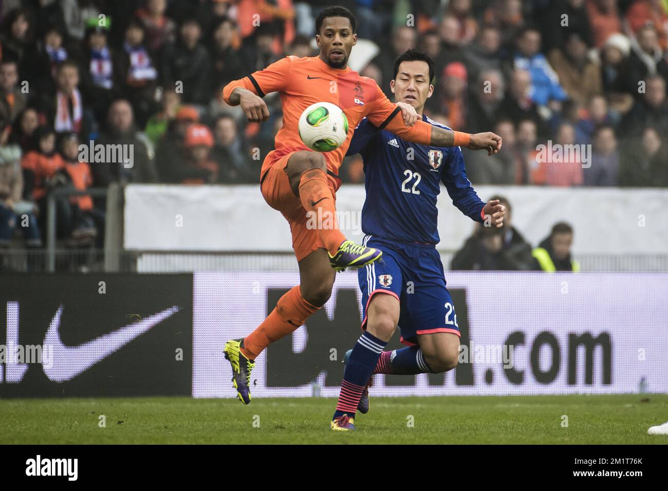 20131116 - GENK, BELGIUM: Dutch Jermain Lens and Japan's Maya Yoshida pictured during a friendly soccer game between the Netherlands and Japan, in Genk on Saturday 16 November 2013. BELGA PHOTO NICOLAS LAMBERT Stock Photo