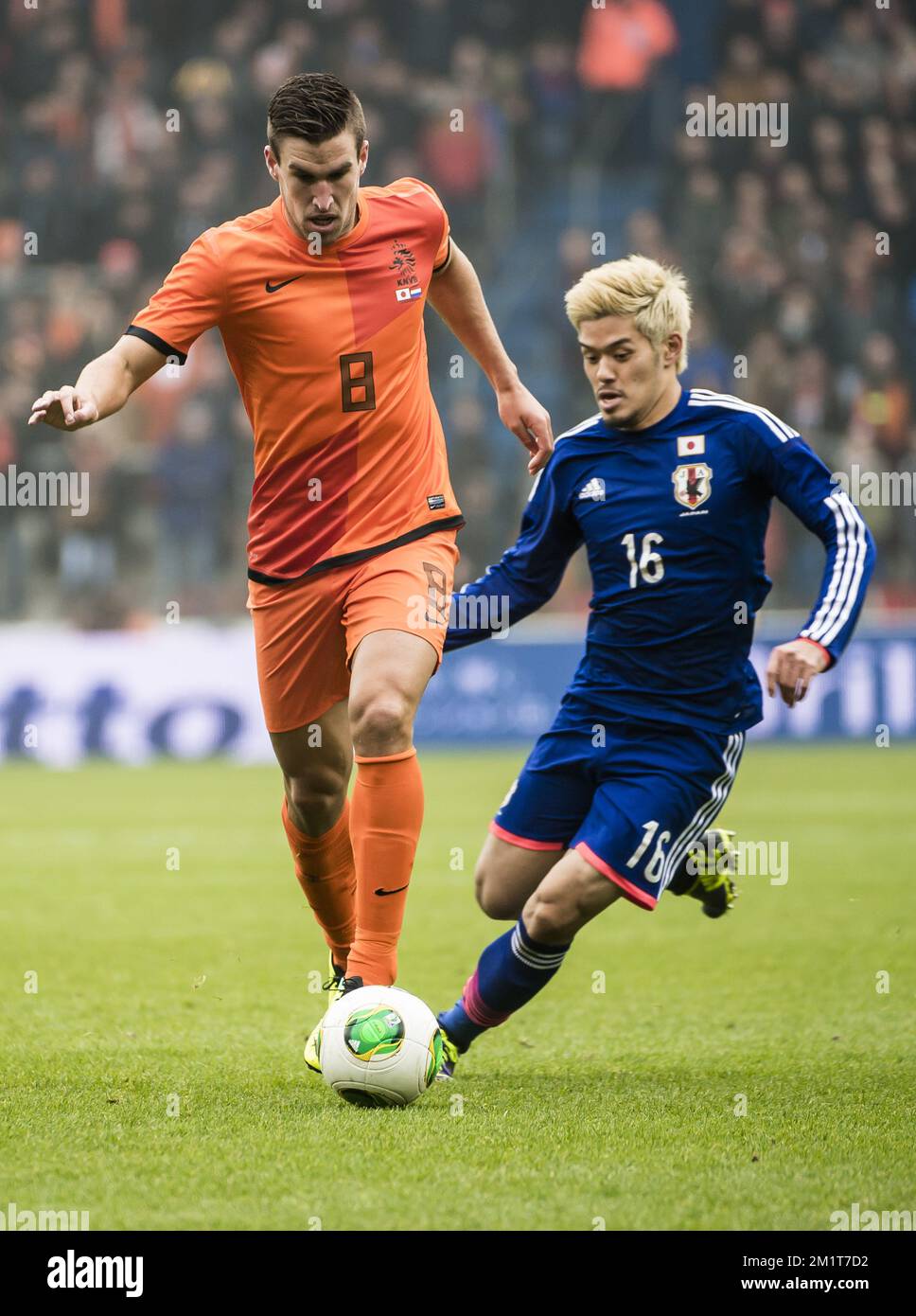 20131116 - GENK, BELGIUM: Dutch Kevin Strootman and Japan's Hotaru Yamaguchi fight for the ball during a friendly soccer game between the Netherlands and Japan, in Genk on Saturday 16 November 2013. BELGA PHOTO NICOLAS LAMBERT Stock Photo