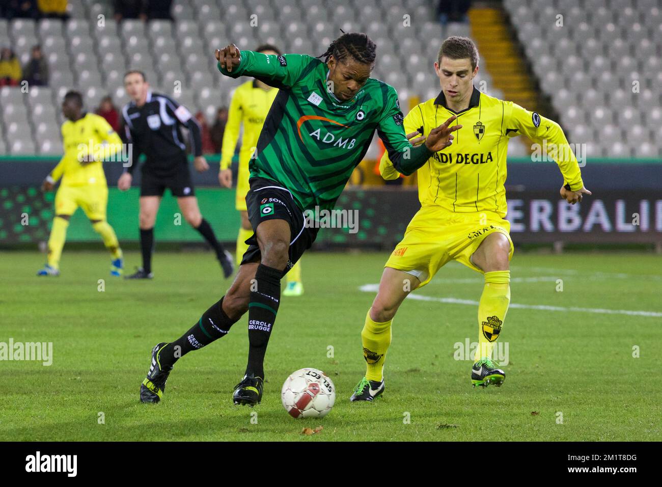 20131123 - BRUGGE, BELGIUM: Cercle's Michael Uchebo and Lierse's Thomas Wils fight for the ball during the Jupiler Pro League match between Cercle Brugge and Lierse, in Brugge, Saturday 23 November 2013, on day 16 of the Belgian soccer championship. BELGA PHOTO KURT DESPLENTER Stock Photo