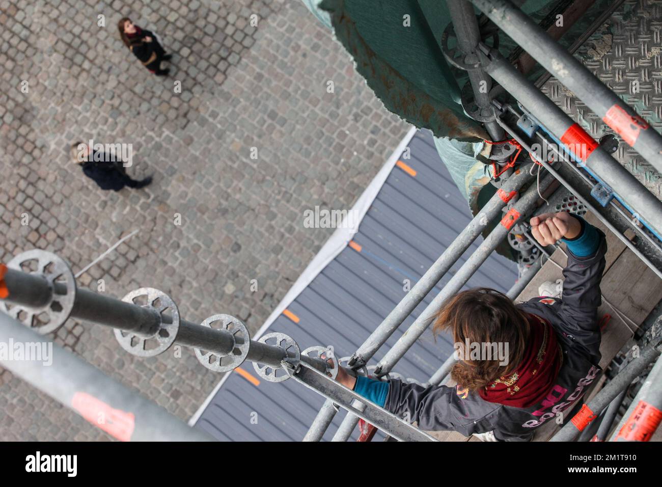 20131125 - BRUSSELS, BELGIUM: a protester climbed the scaffolding in front of the Interior Ministry in Brussels, during a protest of women's rights movement Liliths, formerly the Belgian branch of Femen, Monday 25 November 2013. BELGA PHOTO OLIVIER VIN Stock Photo