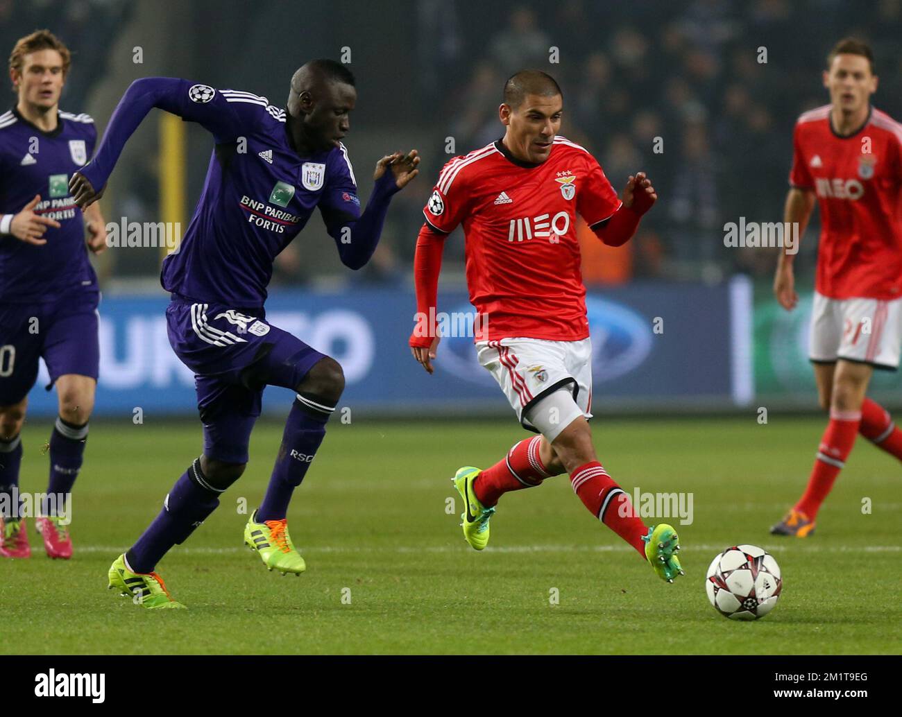 20131127 - BRUSSELS, BELGIUM: Anderlecht's Cheikhou Kouyate and Benfica's Maxi Pereira fight for the ball during the soccer game between Belgian team RSC Anderlecht and Portuguese club S.L. Benfica, the fifth match of the Champions League Group stage; in the group C, Wednesday 27 November 2013 in Brussels. BELGA PHOTO VIRGINIE LEFOUR Stock Photo