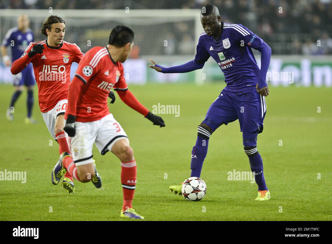 20131127 - BRUSSELS, BELGIUM: Benfica's Enzo Perez and Anderlecht's Cheikhou Kouyate fight for the ball during the soccer game between Belgian team RSC Anderlecht and Portuguese club S.L. Benfica, the fifth match of the Champions League Group stage, in the group C Wednesday 27 November 2013 in Brussels. BELGA PHOTO LAURIE DIEFFEMBACQ Stock Photo