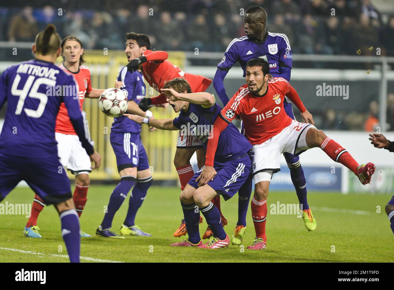 20131127 - BRUSSELS, BELGIUM: Anderlecht's Guillaume Gillet and Benfica's Ezequiel Garay fight for the ball during the soccer game between Belgian team RSC Anderlecht and Portuguese club S.L. Benfica, the fifth match of the Champions League Group stage, in the group C Wednesday 27 November 2013 in Brussels. BELGA PHOTO LAURIE DIEFFEMBACQ Stock Photo