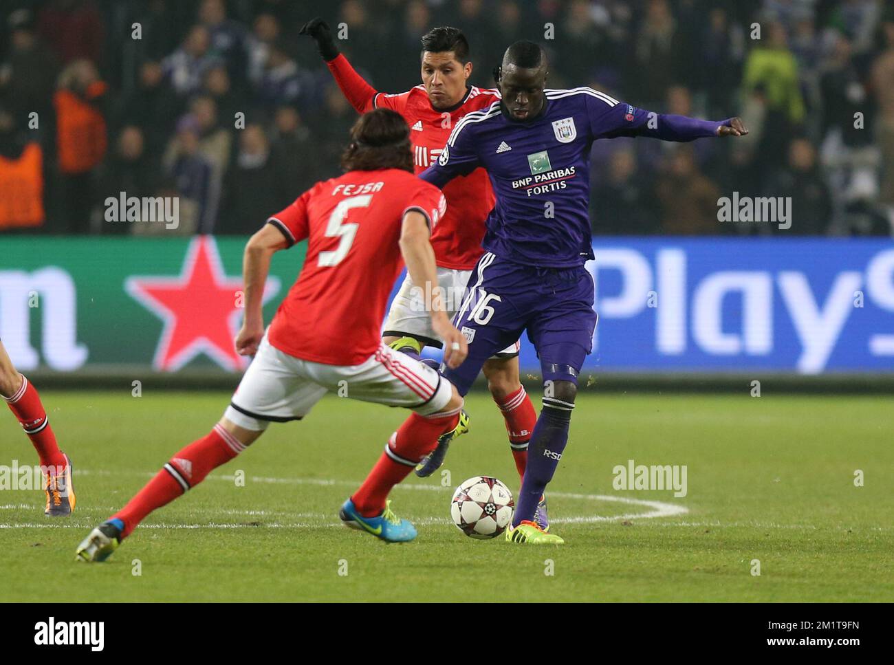 20131127 - BRUSSELS, BELGIUM: Anderlecht's Cheikhou Kouyate and Benfica's Enzo Perez fight for the ball during the soccer game between Belgian team RSC Anderlecht and Portuguese club S.L. Benfica, the fifth match of the Champions League Group stage; in the group C, Wednesday 27 November 2013 in Brussels. BELGA PHOTO VIRGINIE LEFOUR Stock Photo