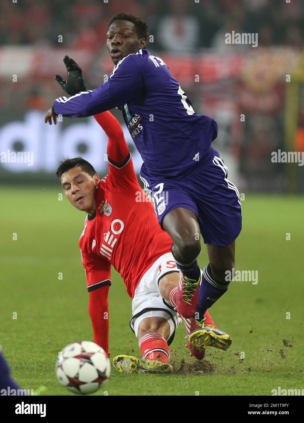 20131127 - BRUSSELS, BELGIUM: Benfica's Enzo Perez and Anderlecht's Fabrice N'Sakala fight for the ball during the soccer game between Belgian team RSC Anderlecht and Portuguese club S.L. Benfica, the fifth match of the Champions League Group stage; in the group C, Wednesday 27 November 2013 in Brussels. BELGA PHOTO VIRGINIE LEFOUR Stock Photo