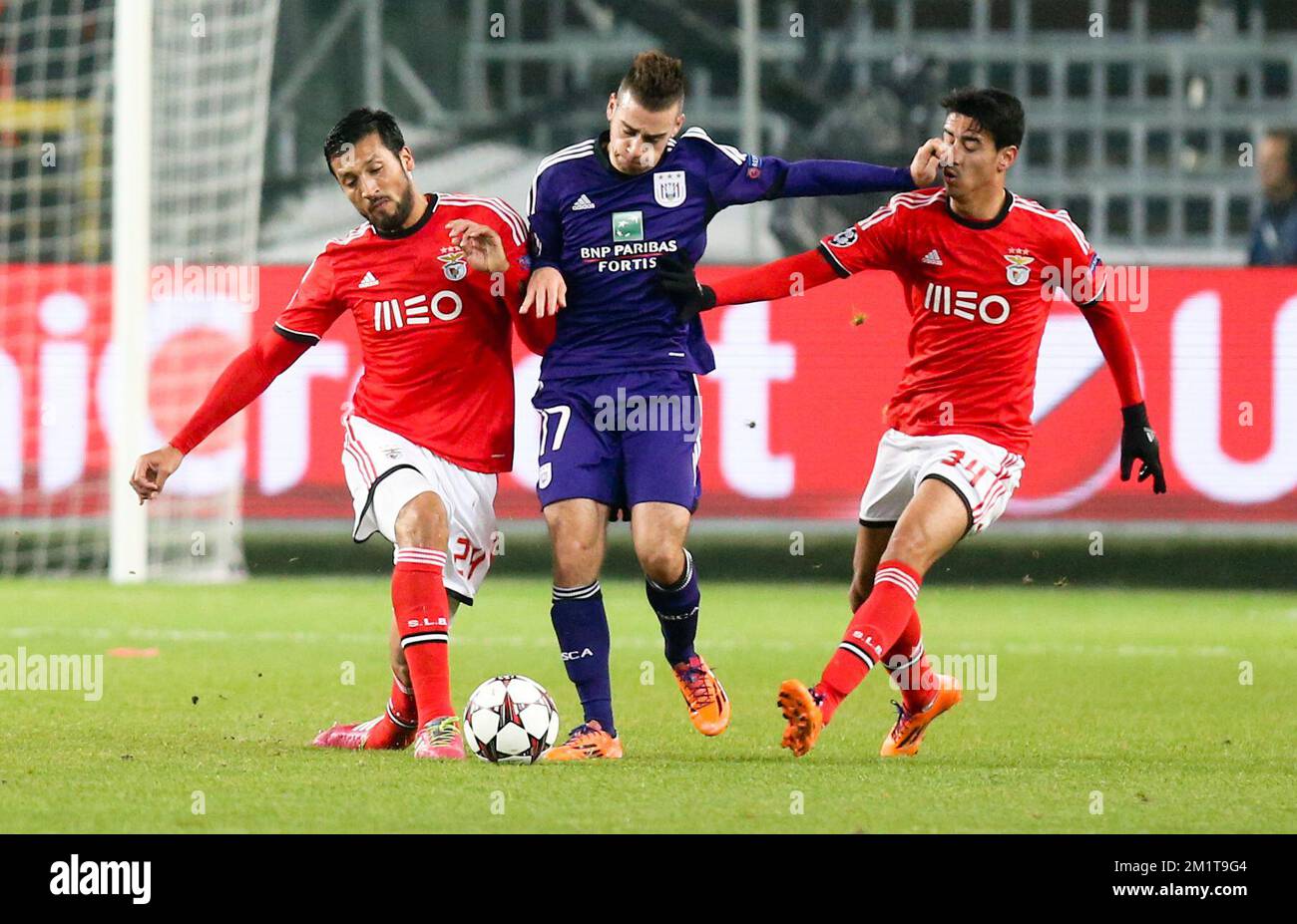 20131127 - BRUSSELS, BELGIUM: Benfica's Ezequiel Garay and Anderlecht's Massimo Bruno fight for the ball during the soccer game between Belgian team RSC Anderlecht and Portuguese club S.L. Benfica, the fifth match of the Champions League Group stage; in the group C, Wednesday 27 November 2013 in Brussels. BELGA PHOTO VIRGINIE LEFOUR Stock Photo