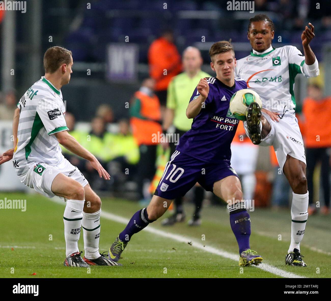 20131201 - BRUSSELS, BELGIUM: Anderlecht's Dennis Praet and Cercle's Michael Uchebo fight for the ball during the Jupiler Pro League match between Anderlecht and Cercle Brugge, in Brussels, Sunday 01 December 2013, on day 17 of the Belgian soccer championship. BELGA PHOTO VIRGINIE LEFOUR Stock Photo