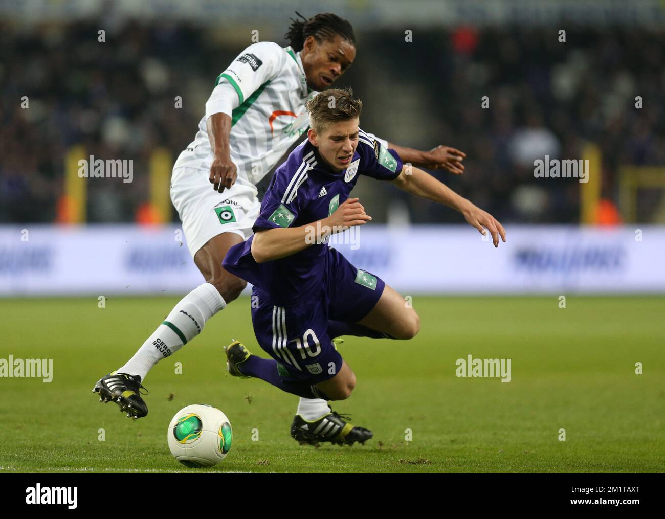 20131201 - BRUSSELS, BELGIUM: Cercle's Michael Uchebo and Anderlecht's Dennis Praet fight for the ball during the Jupiler Pro League match between Anderlecht and Cercle Brugge, in Brussels, Sunday 01 December 2013, on day 17 of the Belgian soccer championship. BELGA PHOTO VIRGINIE LEFOUR Stock Photo