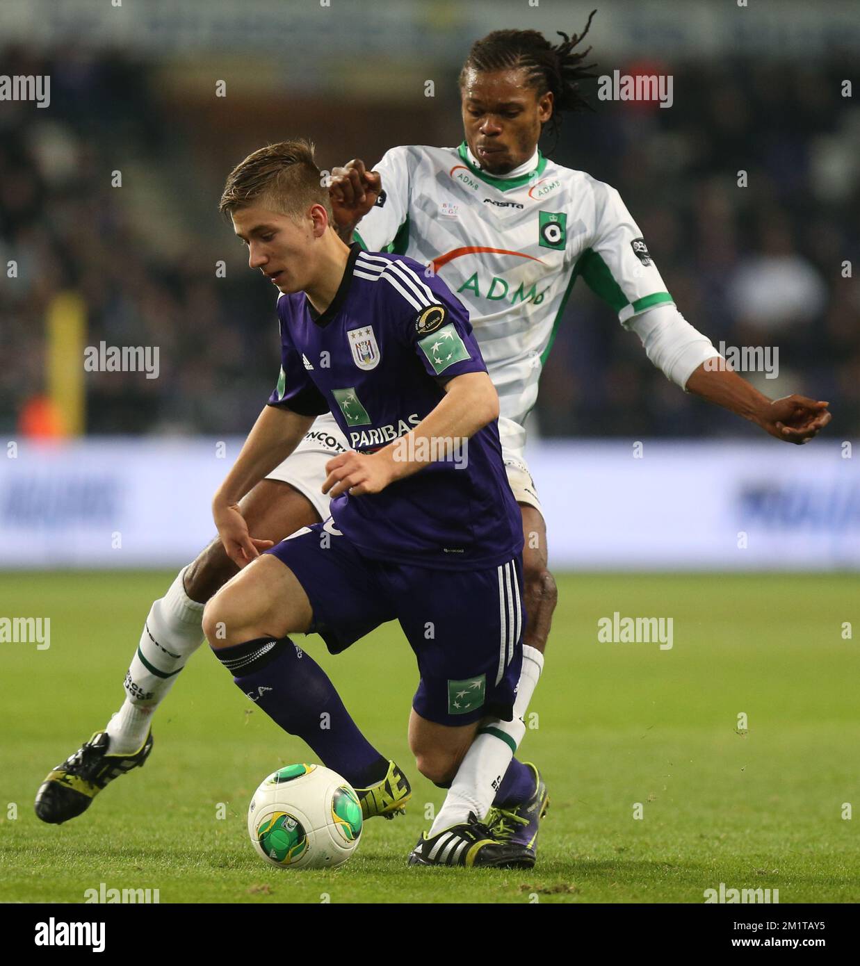 20131201 - BRUSSELS, BELGIUM: Cercle's Michael Uchebo and Anderlecht's Dennis Praet fight for the ball during the Jupiler Pro League match between Anderlecht and Cercle Brugge, in Brussels, Sunday 01 December 2013, on day 17 of the Belgian soccer championship. BELGA PHOTO VIRGINIE LEFOUR Stock Photo