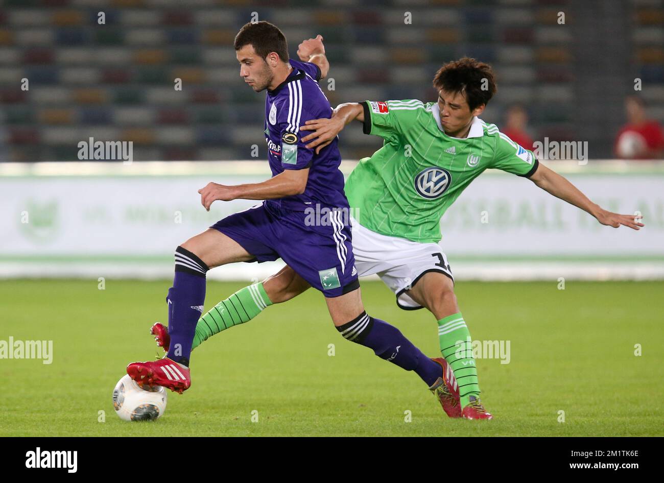 20140110 - ABU DHABI, UNITED ARAB EMIRATES: Anderlecht's Luka Milivojevic and Wolfsburg's  Koo Ja-Cheol fight for the ball during a friendly soccer game between Anderlecht and German VfL Wolfsburg on day five of the winter camp of Belgian first division soccer team RSCA Anderlecht in Abu Dhabi, United Arab Emirates (UAE), Friday 10 January 2014. BELGA PHOTO VIRGINIE LEFOUR Stock Photo