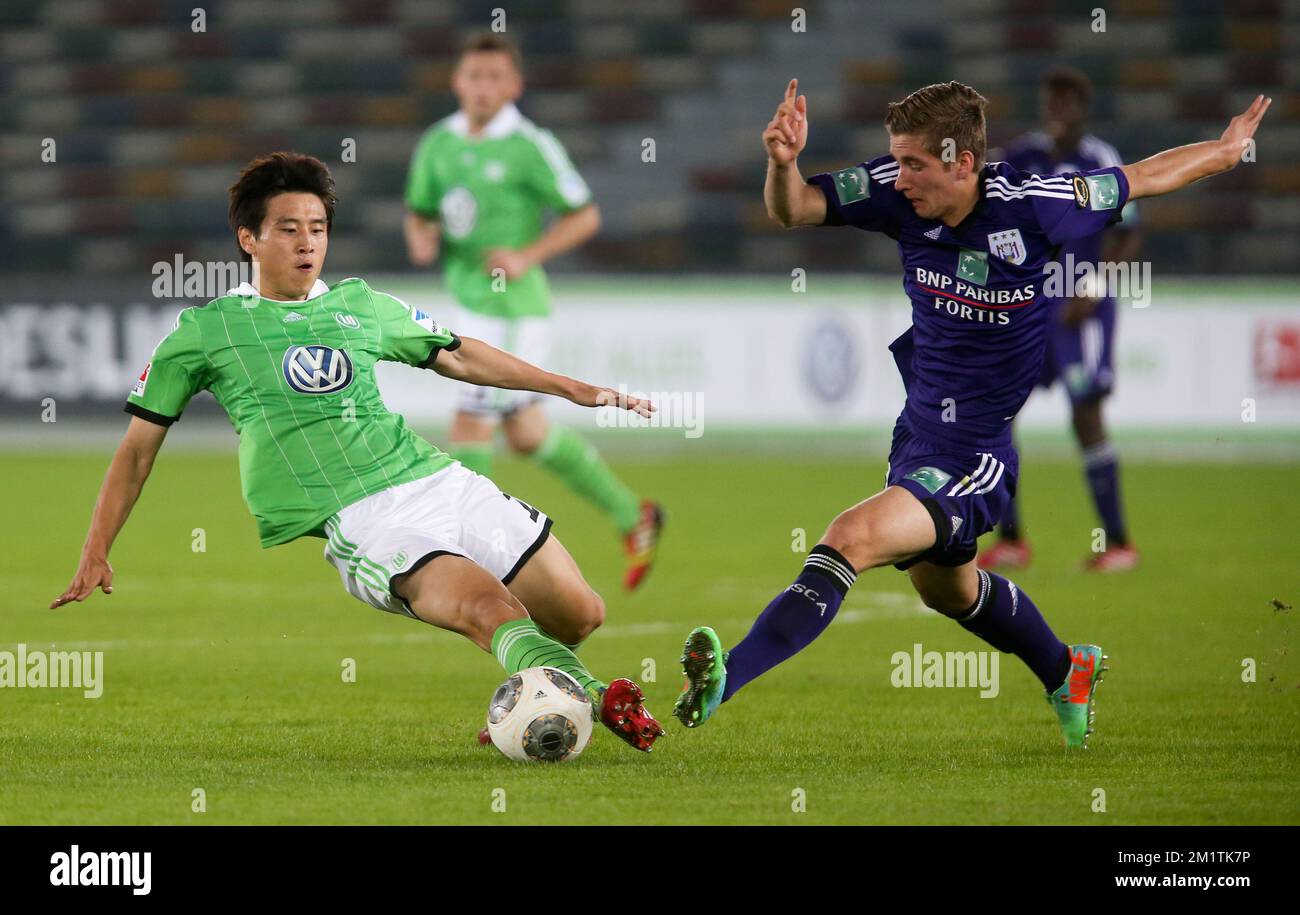 20140110 - ABU DHABI, UNITED ARAB EMIRATES: Wolfsburg's  Koo Ja-Cheol and Anderlecht's Dennis Praet fight for the ball during a friendly soccer game between Anderlecht and German VfL Wolfsburg on day five of the winter camp of Belgian first division soccer team RSCA Anderlecht in Abu Dhabi, United Arab Emirates (UAE), Friday 10 January 2014. BELGA PHOTO VIRGINIE LEFOUR Stock Photo