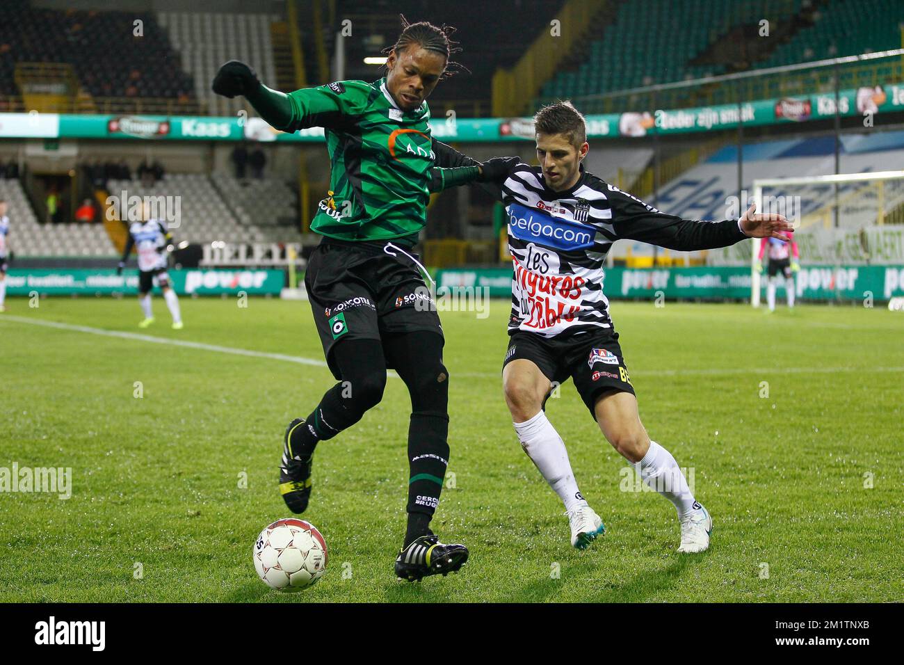 20140125 - BRUGGE, BELGIUM: Cercle's Michael Uchebo and Charleroi's Steeven Willems fight for the ball during the Jupiler Pro League match between Cercle Brugge and Charleroi, in Brugge, Saturday 25 January 2014, on day 23 of the Belgian soccer championship. BELGA PHOTO BRUNO FAHY Stock Photo