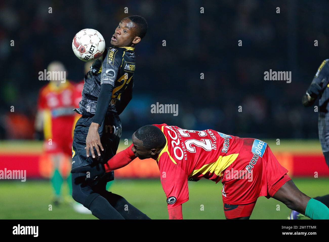 20140205 - OOSTENDE, BELGIUM: Lokeren's Eugene Ansah and Oostende's Nyasha Mushekwi fight for the ball during the return leg of Cofidis Cup 1/2 final game between KV oostende and Sporting Lokeren, in Oostende, Wednesday 05 February 2014. First leg ended on draw result 1-1. BELGA PHOTO BRUNO FAHY Stock Photo