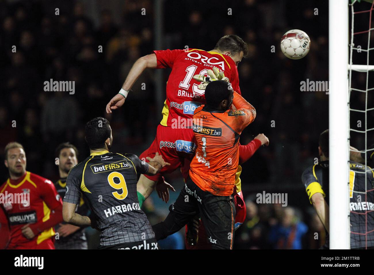20140205 - OOSTENDE, BELGIUM: Oostende's Frederic Brillant and Lokeren's goalkeeper Barry Boubacar Copa fight for the ball during the return leg of Cofidis Cup 1/2 final game between KV oostende and Sporting Lokeren, in Oostende, Wednesday 05 February 2014. First leg ended on draw result 1-1. BELGA PHOTO KRISTOF VAN ACCOM Stock Photo