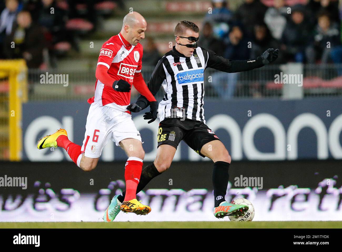 20140215 - CHARLEROI, BELGIUM: Standard's Laurent Ciman and Charleroi's Clement Tainmont fight for the ball during the Jupiler Pro League match between Sporting Charleroi and Standard de Liege, in Charleroi, Saturday 15 February 2014, on day 26 of the Belgian soccer championship. BELGA PHOTO BRUNO FAHY Stock Photo