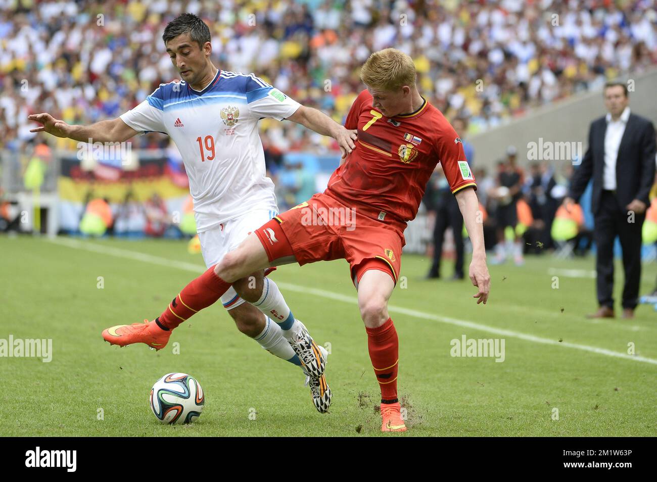 20140622 - RIO DE JANEIRO, BRAZIL: Russia's Aleksandr Samedov and Belgium's Kevin De Bruyne in action during a soccer game between Belgian national team The Red Devils and Russia in Rio de Janeiro, Brazil, the second game in Group H of the first round of the 2014 FIFA World Cup, Sunday 22 June 2014.   BELGA PHOTO DIRK WAEM Stock Photo