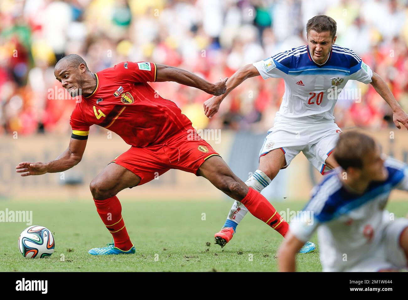 20140622 - RIO DE JANEIRO, BRAZIL: Belgium's captain Vincent Kompany and Russia's Viktor Fayzulin in action during a soccer game between Belgian national team The Red Devils and Russia in Rio de Janeiro, Brazil, the second game in Group H of the first round of the 2014 FIFA World Cup, Sunday 22 June 2014. BELGA PHOTO BRUNO FAHY Stock Photo