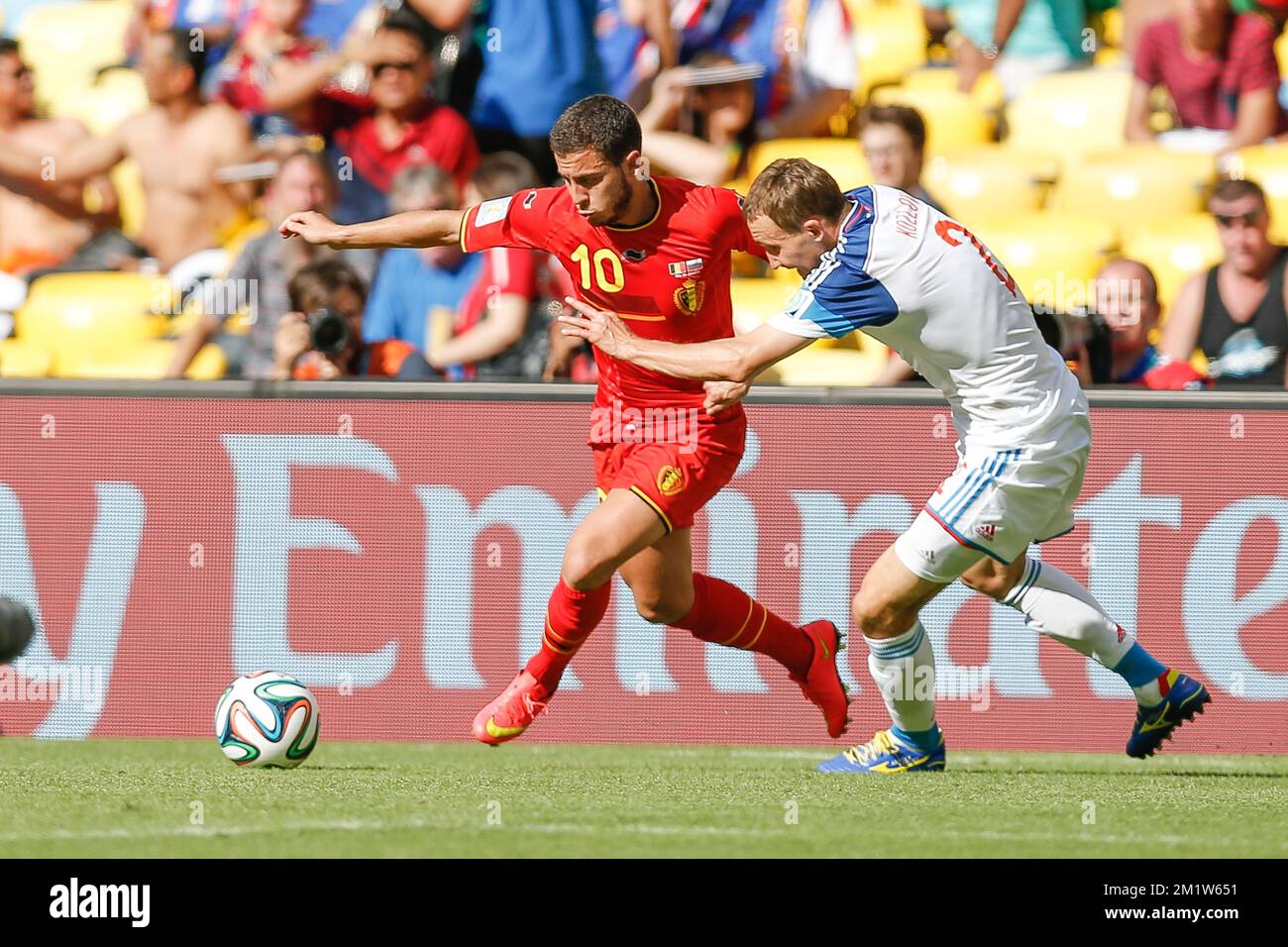 20140622 - RIO DE JANEIRO, BRAZIL: Belgium's Eden Hazard and Russia's Aleksei Anatolyevich Kozlov in action during a soccer game between Belgian national team The Red Devils and Russia in Rio de Janeiro, Brazil, the second game in Group H of the first round of the 2014 FIFA World Cup, Sunday 22 June 2014. BELGA PHOTO BRUNO FAHY Stock Photo