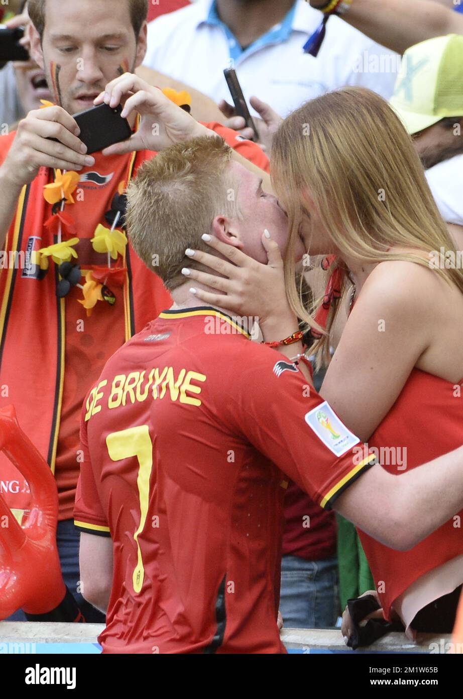 20140622 - RIO DE JANEIRO, BRAZIL: Belgium's Kevin De Bruyne celebrates with his girlfriend Michele Lacroix after winning a soccer game between Belgian national team The Red Devils and Russia in Rio de Janeiro, Brazil, the second game in Group H of the first round of the 2014 FIFA World Cup, Sunday 22 June 2014.   BELGA PHOTO DIRK WAEM Stock Photo
