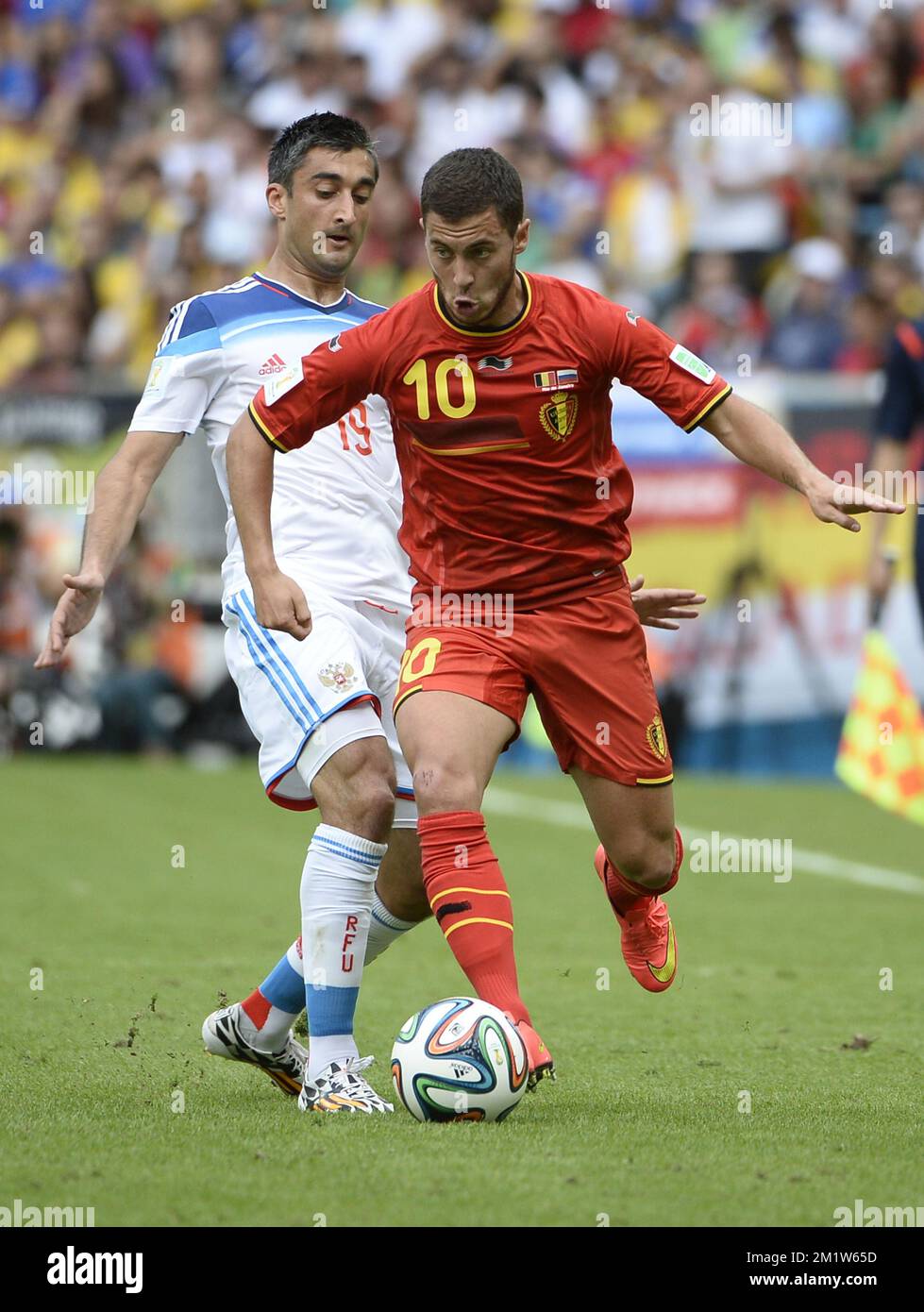 20140622 - RIO DE JANEIRO, BRAZIL: Russia's Aleksandr Samedov and Belgium's Eden Hazard fight for the ball during a soccer game between Belgian national team The Red Devils and Russia in Rio de Janeiro, Brazil, the second game in Group H of the first round of the 2014 FIFA World Cup, Sunday 22 June 2014.   BELGA PHOTO DIRK WAEM Stock Photo