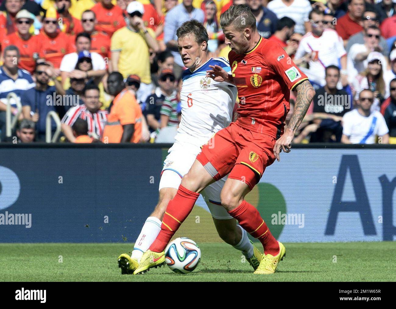 20140622 - RIO DE JANEIRO, BRAZIL: Russia's Maksim Kanunnikov and Belgium's Toby Alderweireld in action during a soccer game between Belgian national team The Red Devils and Russia in Rio de Janeiro, Brazil, the second game in Group H of the first round of the 2014 FIFA World Cup, Sunday 22 June 2014.   BELGA PHOTO DIRK WAEM Stock Photo