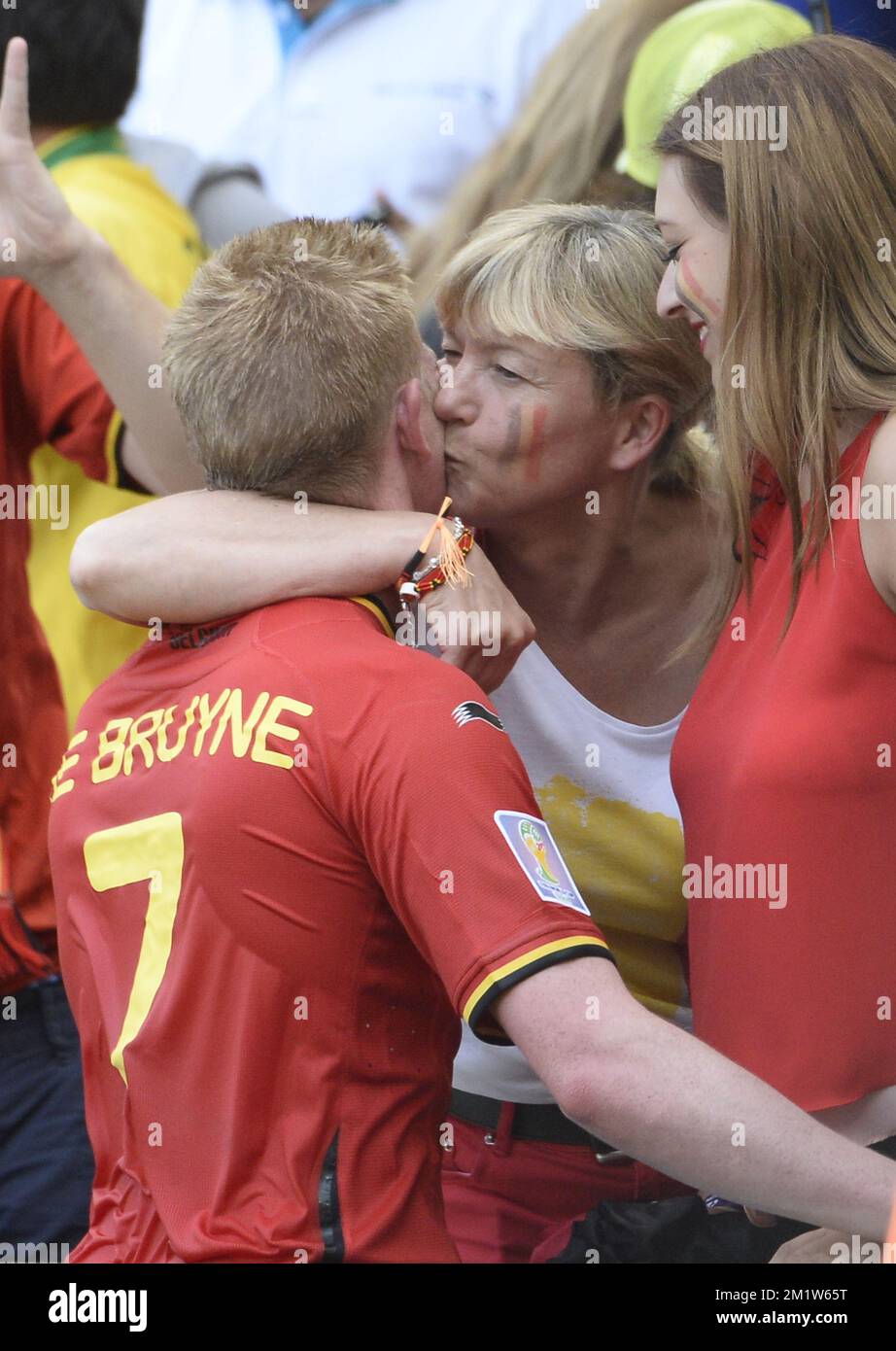 20140622 - RIO DE JANEIRO, BRAZIL: Belgium's Kevin De Bruyne celebrates with his mother after winning a soccer game between Belgian national team The Red Devils and Russia in Rio de Janeiro, Brazil, the second game in Group H of the first round of the 2014 FIFA World Cup, Sunday 22 June 2014.   BELGA PHOTO DIRK WAEM Stock Photo