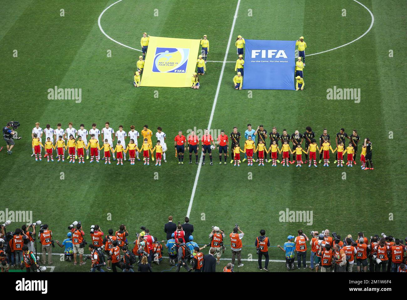 20140626 - SAO PAULO, BRAZIL: Players pose for a family portrait at the beginning of the match between Belgian national soccer team Red Devils and South-Korea, third match in group H, in the stadium 'Arena de Sao Paulo', in Itaquera, Sao Paulo, Brazil, during the 2014 FIFA World Cup, Thursday 26 June 2014. The Red Devils lead their group H with two victories. BELGA PHOTO BRUNO FAHY Stock Photo