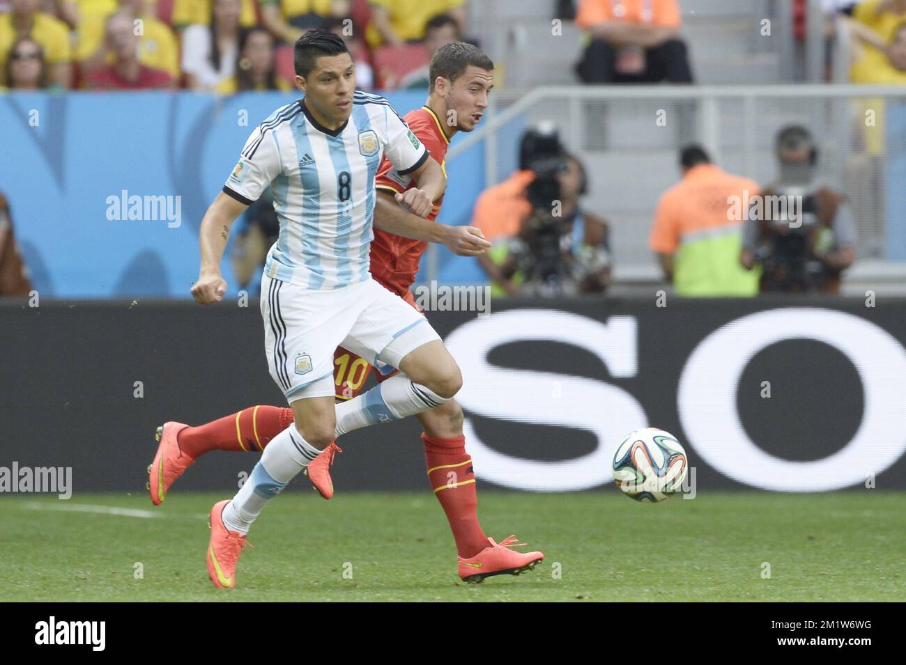 Argentina's Enzo Perez and Belgium's Eden Hazard fight for the ball during the quarter final match between Belgian national soccer team Red Devils and Argentina, in Estadio Nacional Mane Garrincha, in Brasilia, Brazil, during the 2014 FIFA World Cup, Saturday 05 July 2014.  BELGA PHOTO DIRK WAEM Stock Photo