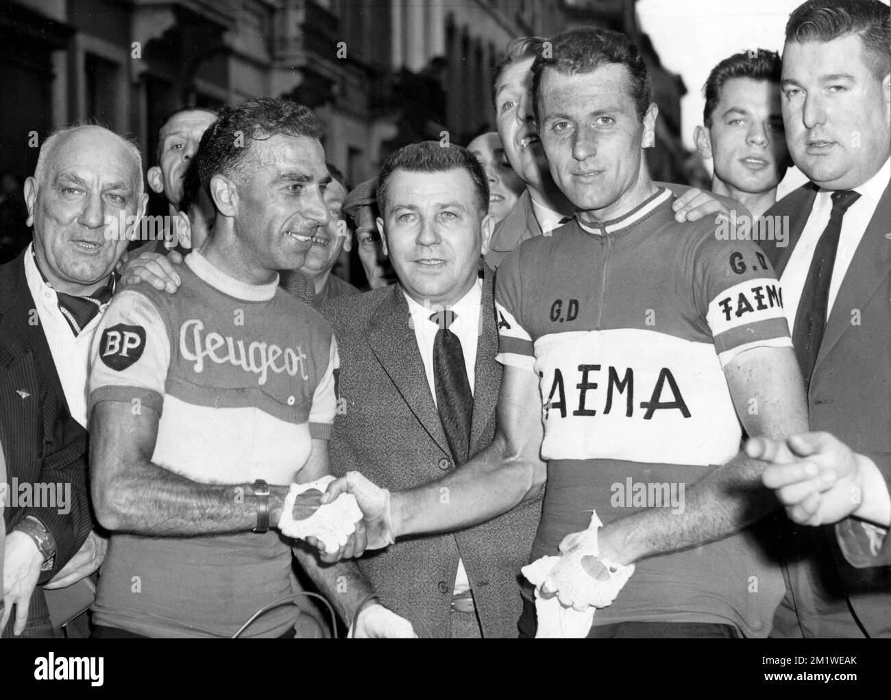 19610406 - BRUSSELS, BELGIUM (FILE) : This file picture dated 6 April 1961 is about the Brabant Arrow. On the picture : Pino Cerami congratulating the winner Willy Schroeders. BELGA PHOTO ARCHIVES Stock Photo