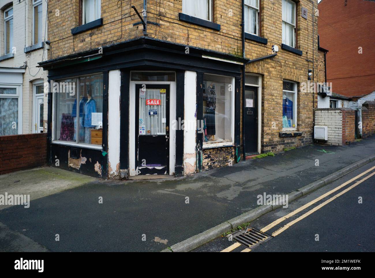 Small corner clothing shop in Scarborough Stock Photo