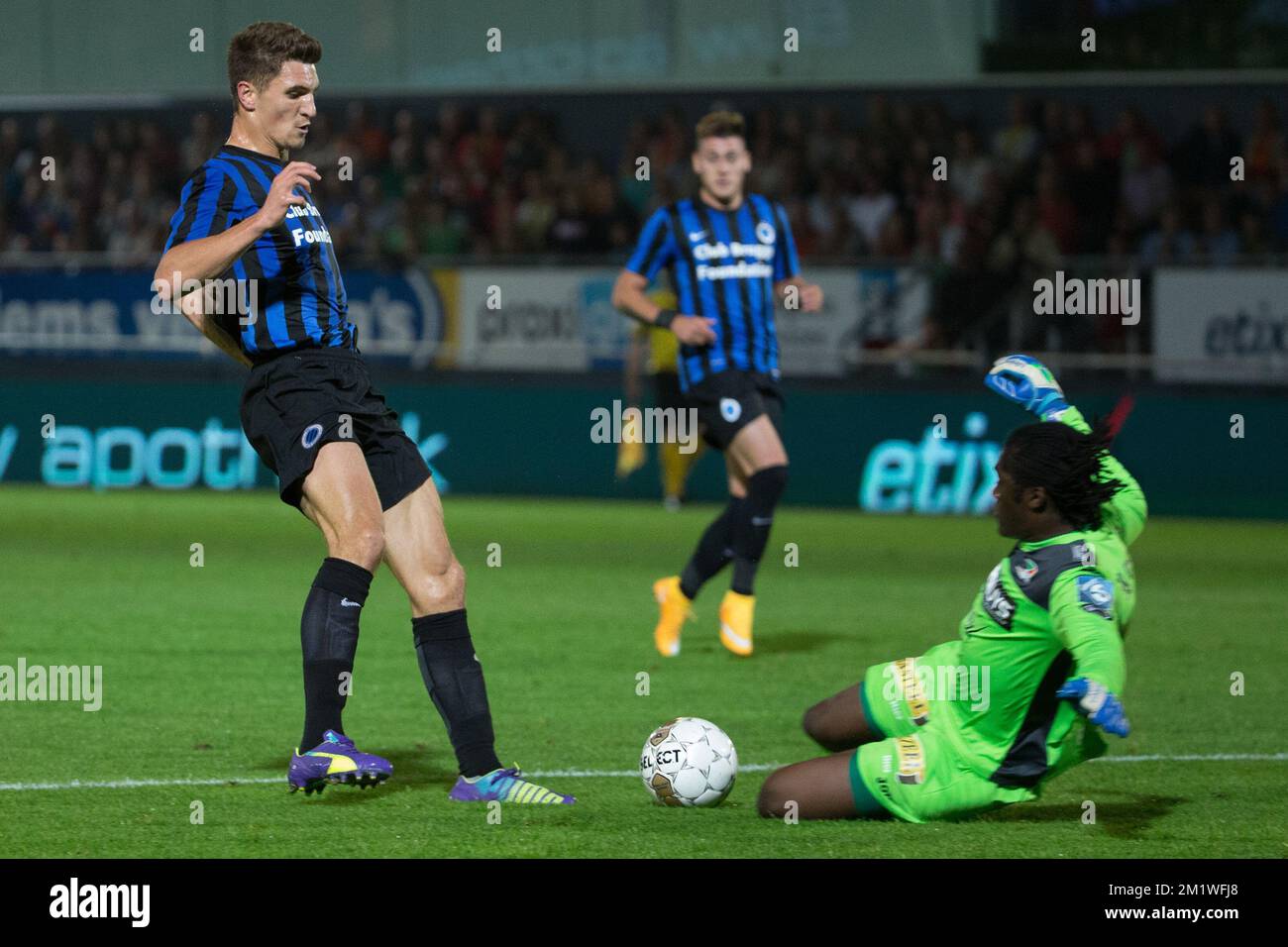 20140928 - OOSTENDE, BELGIUM: Club's Thomas Meunier and Oostende's goalkeeper Didier Ovono fight for the ball during the Jupiler Pro League match between KV Oostende and Club Brugge, in Oostende, Sunday 28 September 2014, on the ninth day of the Belgian soccer championship. BELGA PHOTO KURT DESPLENTER Stock Photo