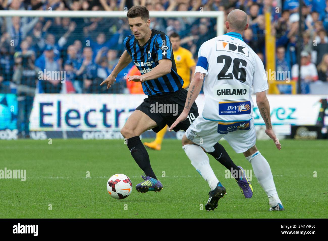20141026 - BRUGGE, BELGIUM: Club's Thomas Meunier and Gent's Christophe Lepoint fight for the ball during the Jupiler Pro League match between Club Brugge KV and KAA Gent, in Brugge, Sunday 26 October 2014, on day 12 of the Belgian soccer championship. BELGA PHOTO KURT DESPLENTER Stock Photo