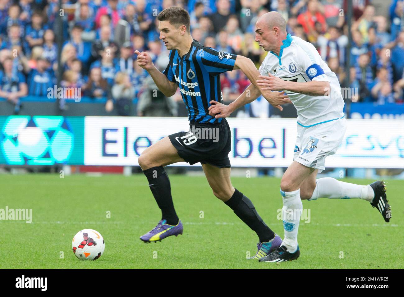 20141026 - BRUGGE, BELGIUM: Club's Thomas Meunier and Gent's Christophe Lepoint fight for the ball during the Jupiler Pro League match between Club Brugge KV and KAA Gent, in Brugge, Sunday 26 October 2014, on day 12 of the Belgian soccer championship. BELGA PHOTO KURT DESPLENTER Stock Photo