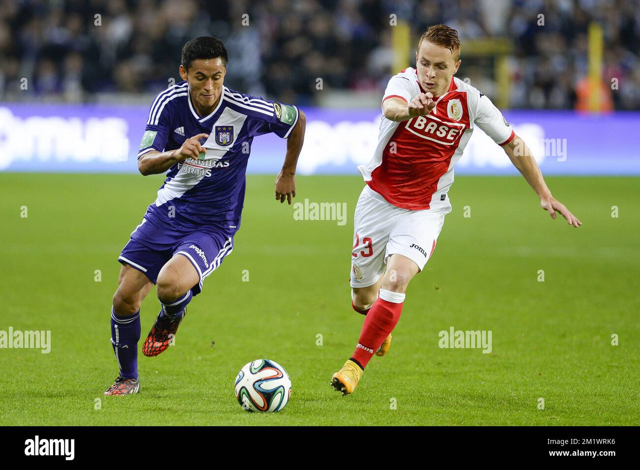 20141026 - BRUSSELS, BELGIUM: Anderlecht's Andy Najar and Standard's Adrien Trebel fight for the ball during the Jupiler Pro League match between RSC Anderlecht and Standard de Liege, in Brussels, Sunday 26 October 2014, on day 12 of the Belgian soccer championship. BELGA PHOTO LAURIE DIEFFEMBACQ Stock Photo