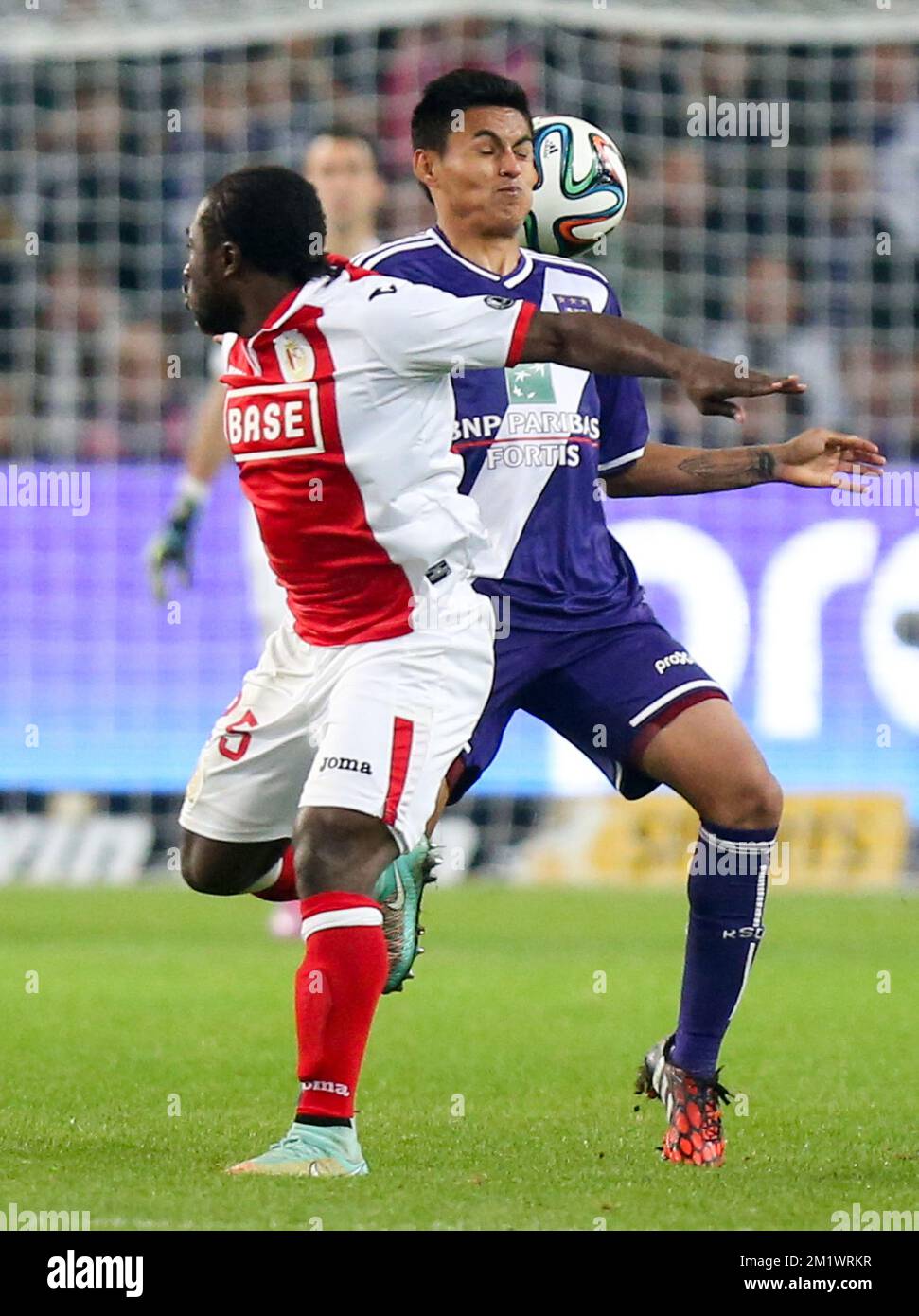 20141026 - BRUSSELS, BELGIUM: Standard's Jeff Louis and Anderlecht's Andy Najar fight for the ball during the Jupiler Pro League match between RSC Anderlecht and Standard de Liege, in Brussels, Sunday 26 October 2014, on day 12 of the Belgian soccer championship. BELGA PHOTO VIRGINIE LEFOUR Stock Photo