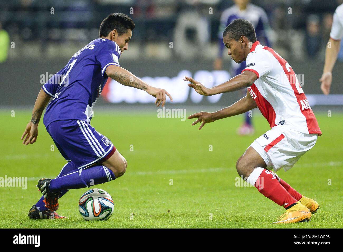 20141026 - BRUSSELS, BELGIUM: Anderlecht's Andy Najar and Standard's Darwin Andrade fight for the ball during the Jupiler Pro League match between RSC Anderlecht and Standard de Liege, in Brussels, Sunday 26 October 2014, on day 12 of the Belgian soccer championship. BELGA PHOTO LAURIE DIEFFEMBACQ Stock Photo