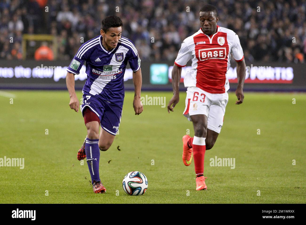 20141026 - BRUSSELS, BELGIUM: Anderlecht's Andy Najar and Standard's Geoffrey Mujangi Bia pictured during the Jupiler Pro League match between RSC Anderlecht and Standard de Liege, in Brussels, Sunday 26 October 2014, on day 12 of the Belgian soccer championship. BELGA PHOTO NICOLAS LAMBERT Stock Photo