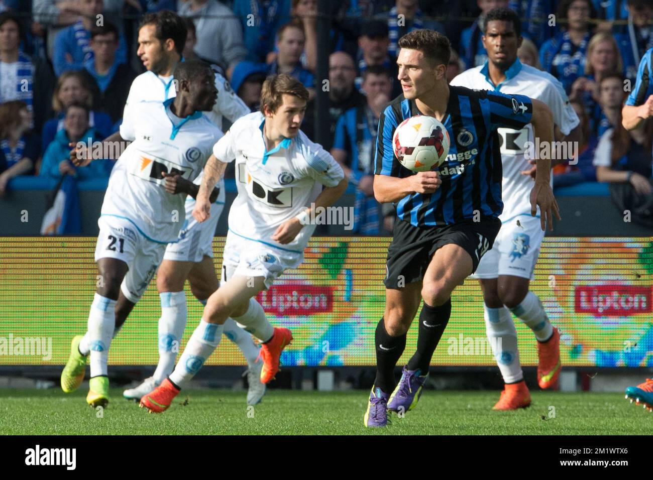 20141026 - BRUGGE, BELGIUM: Gent's Benito Raman and Club's Thomas Meunier fight for the ball during the Jupiler Pro League match between Club Brugge KV and KAA Gent, in Brugge, Sunday 26 October 2014, on day 12 of the Belgian soccer championship. BELGA PHOTO KURT DESPLENTER Stock Photo