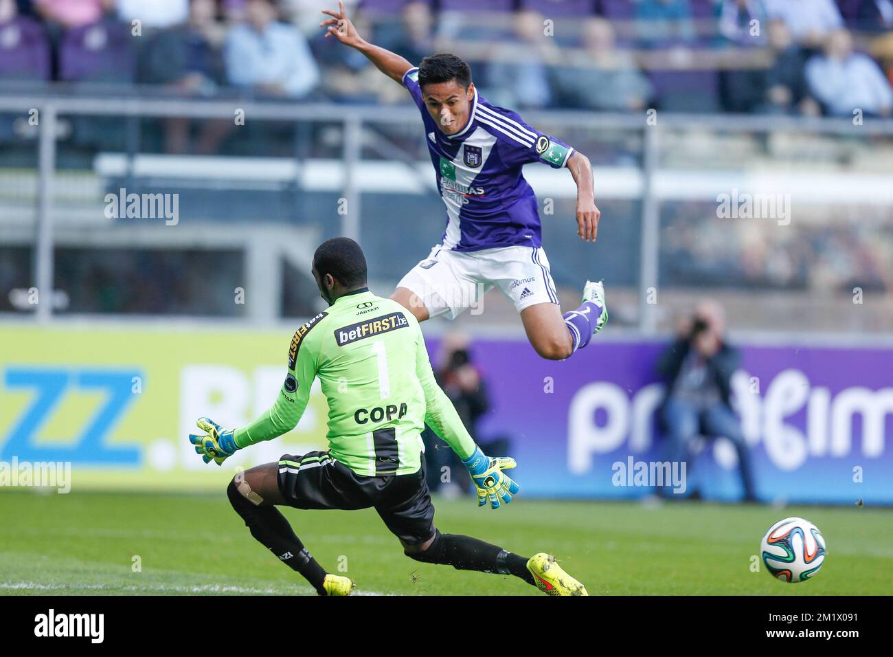 20141101 - BRUSSELS, BELGIUM: Lokeren's goalkeeper Barry Boubacar Copa and Anderlecht's Andy Najar fight for the ball during the Jupiler Pro League match between RSC Anderlecht and Lokeren, in Brussels, Saturday 01 November 2014, on day 14 of the Belgian soccer championship. BELGA PHOTO BRUNO FAHY Stock Photo