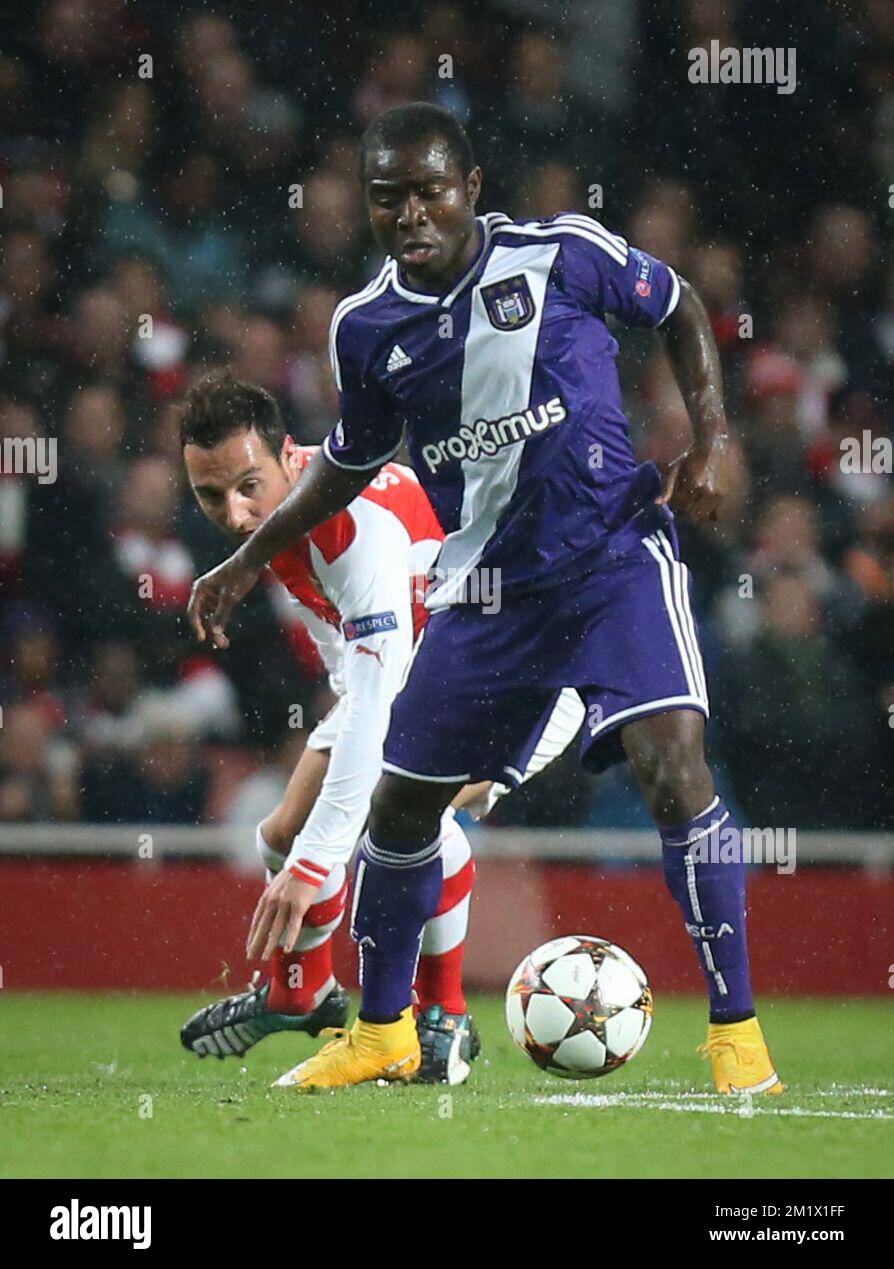 Anderlecht's Frank Acheampong and Arsenal's Santi Cazorla fight for the ball during the match between English team Arsenal and Belgian RSCA Anderlecht in the Emirates stadium in London, England, Tuesday 04 November 2014, on the fourth day of the group stage of the UEFA Champions League competition, in the group D.  Stock Photo