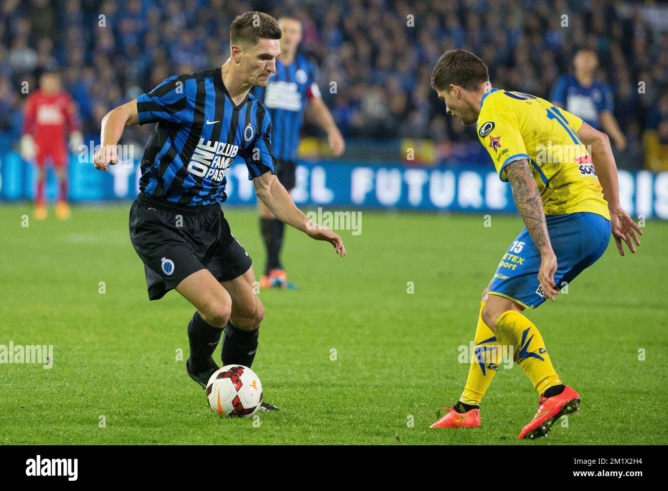20141109 - BRUGGE, BELGIUM: Club's Thomas Meunier and Westerlo's Jens Cools fight for the ball during the Jupiler Pro League match between Club Brugge KV and KVC Westerlo, in Brugge, Sunday 09 November 2014, on day 15 of the Belgian soccer championship. BELGA PHOTO KURT DESPLENTER Stock Photo
