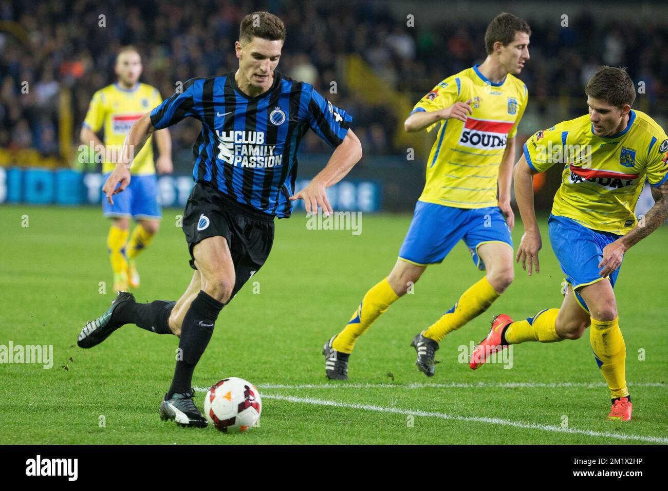 20141109 - BRUGGE, BELGIUM: Club's Thomas Meunier and Westerlo's Jens Cools fight for the ball during the Jupiler Pro League match between Club Brugge KV and KVC Westerlo, in Brugge, Sunday 09 November 2014, on day 15 of the Belgian soccer championship. BELGA PHOTO KURT DESPLENTER Stock Photo