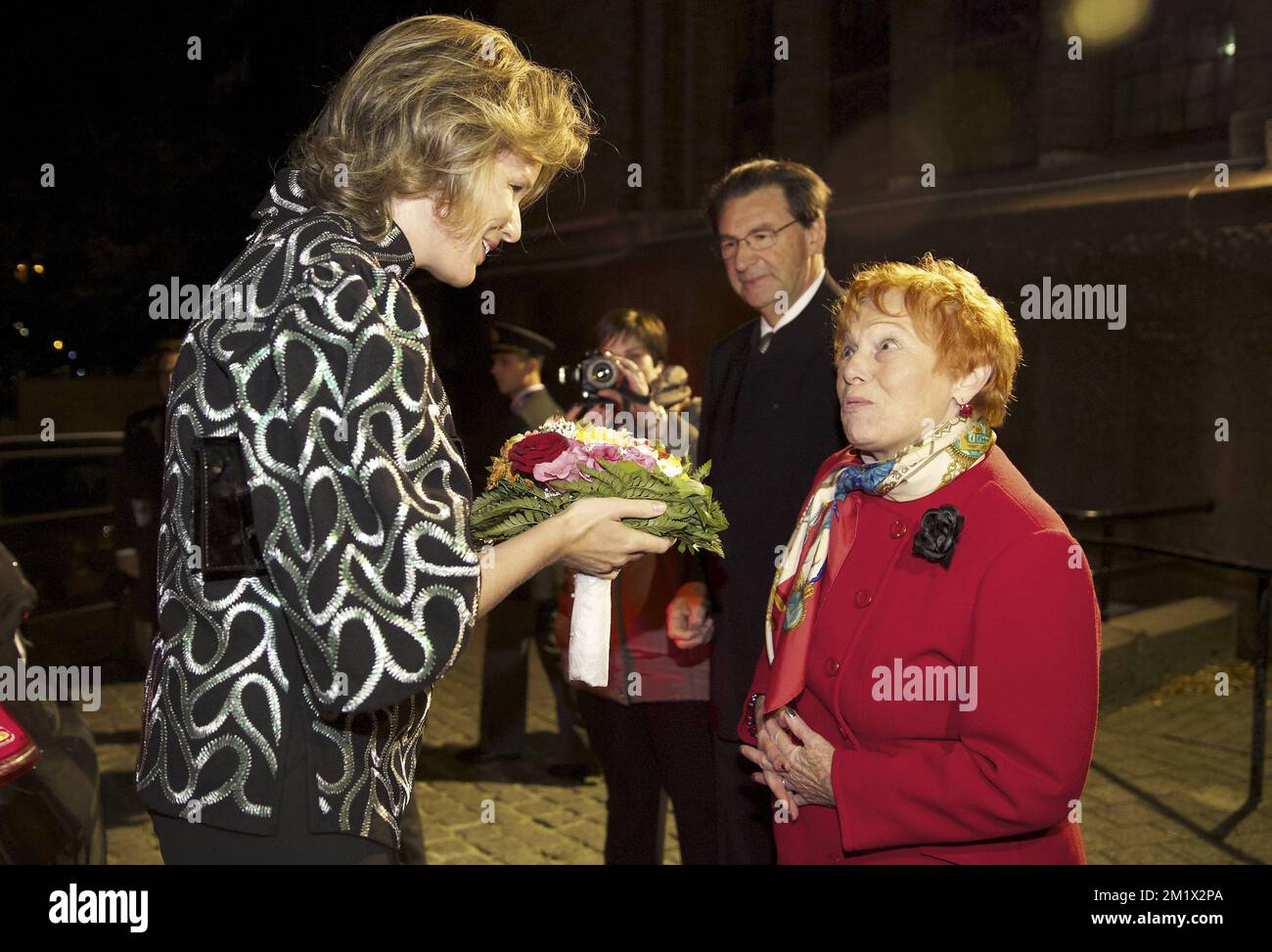 20141109 - BRUSSELS, BELGIUM: Queen Mathilde of Belgium received flowers from Miss Huart after a royal visit to the '1000 Voices for Peace' concert to commemorate World War I, Sunday 09 November 2014 in Brussels. BELGA PHOTO NICOLAS MAETERLINCK Stock Photo