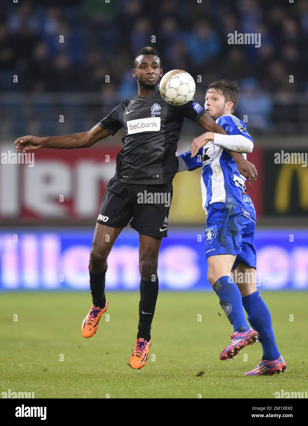 20141207 - GENT, BELGIUM: Genk's Petit-Pele Ilombe Mboyo and Gent's Thomas Foket fight for the ball during the Jupiler Pro League match between KAA Gent and KRC Genk, in Gent, Sunday 07 December 2014, on day 18 of the Belgian soccer championship. BELGA PHOTO JOHN THYS Stock Photo